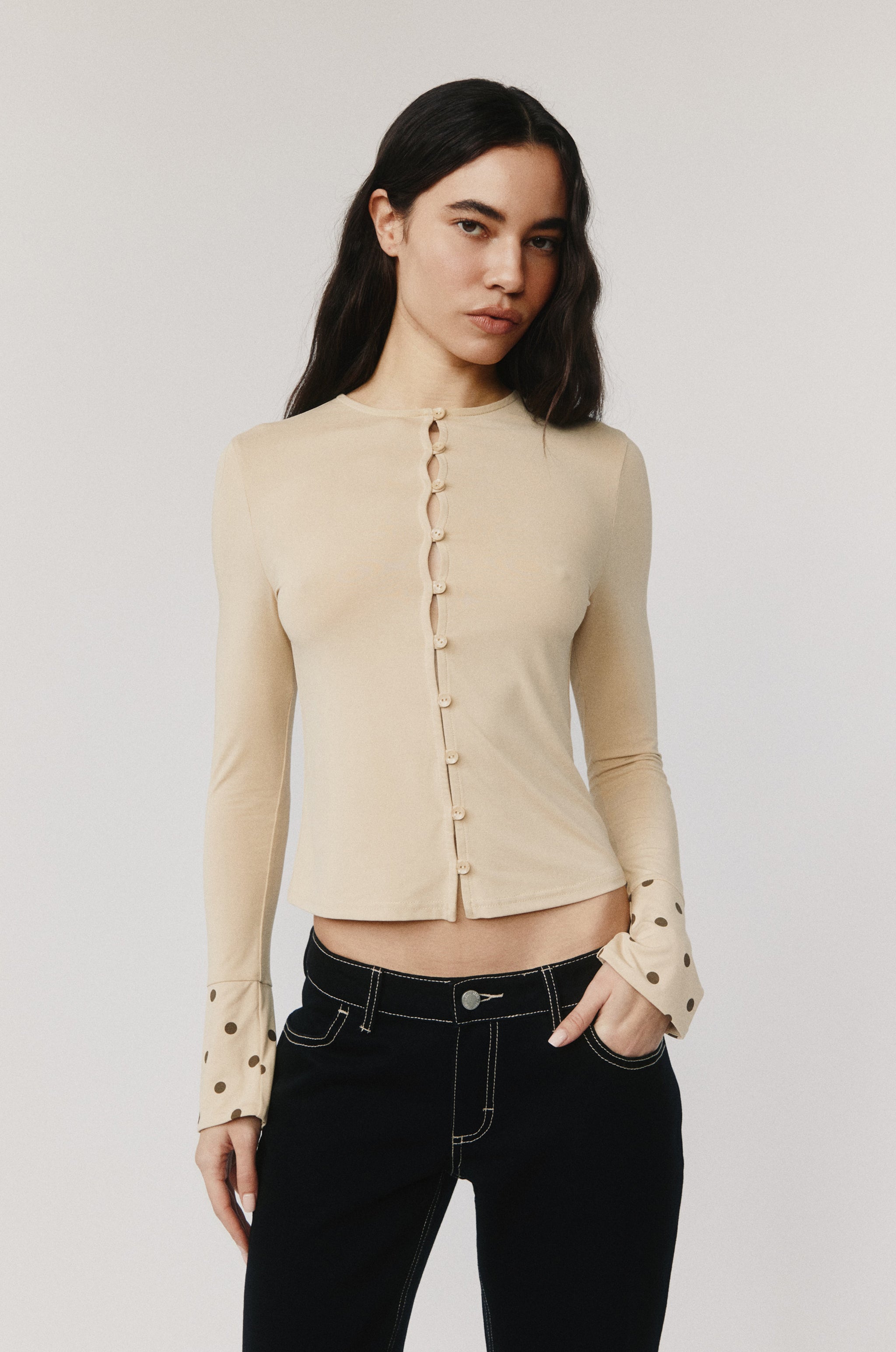 pippa-top-beige-with-jean-03.