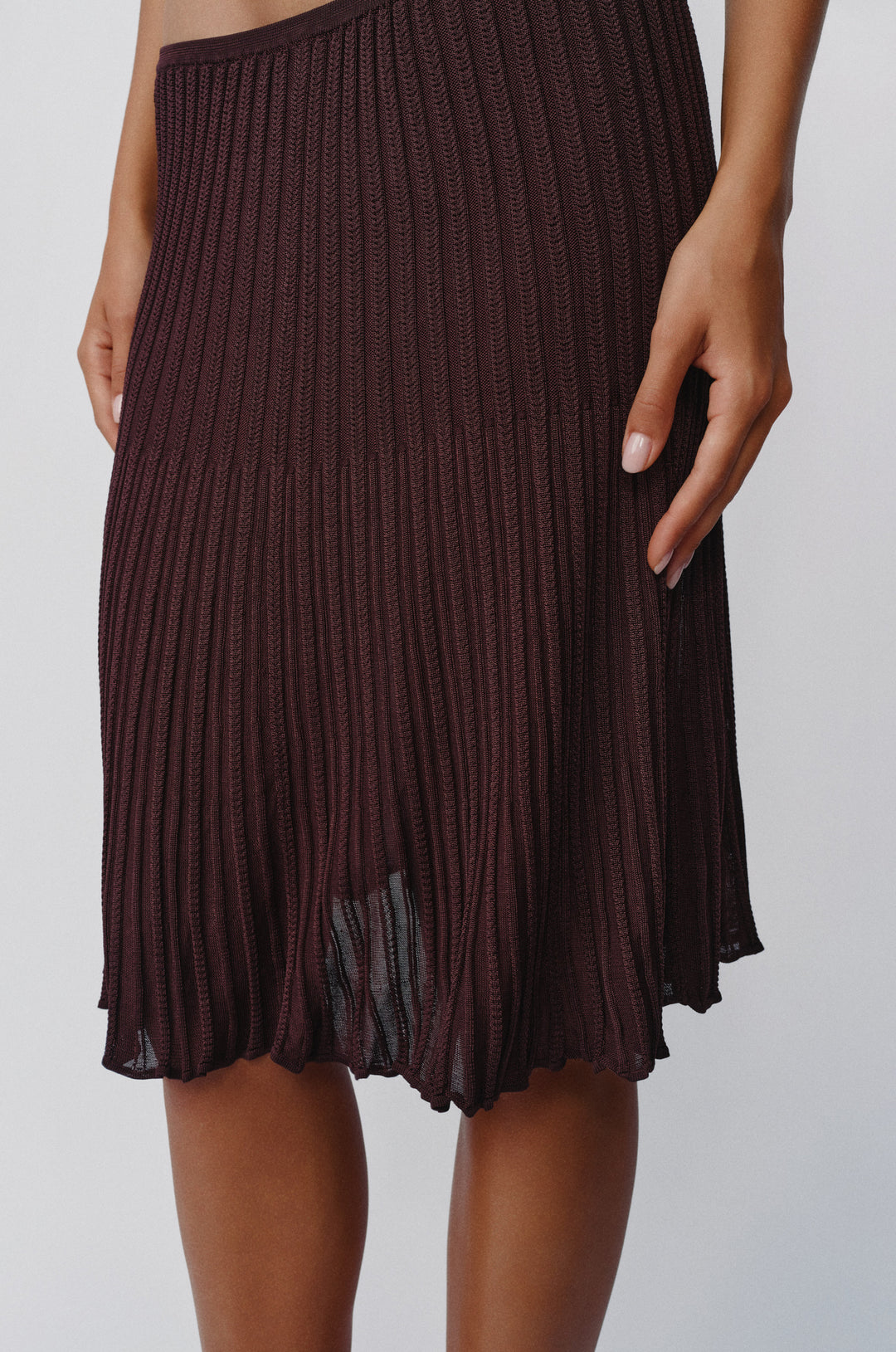 Chocolate brown midi skirt in a delicate ribbed-knit fabric with an elasticated waistband and contrasting rib detail.